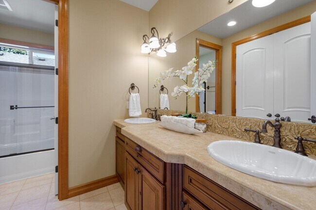 Building Photo - Live the Tuscan Life in Kirkland