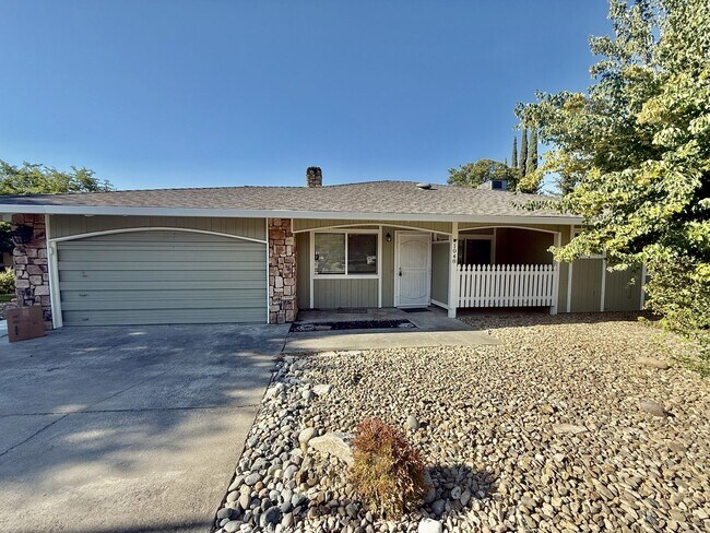 Primary Photo - 890 Athan Ave
