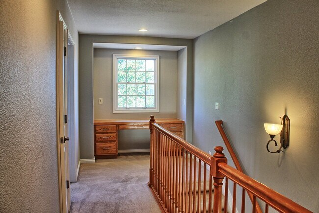 Building Photo - 4 bed 2.5 bath home in the Meadows