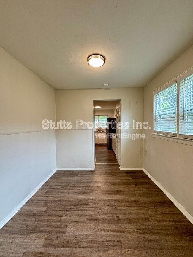 Building Photo - 1305 E 34th St