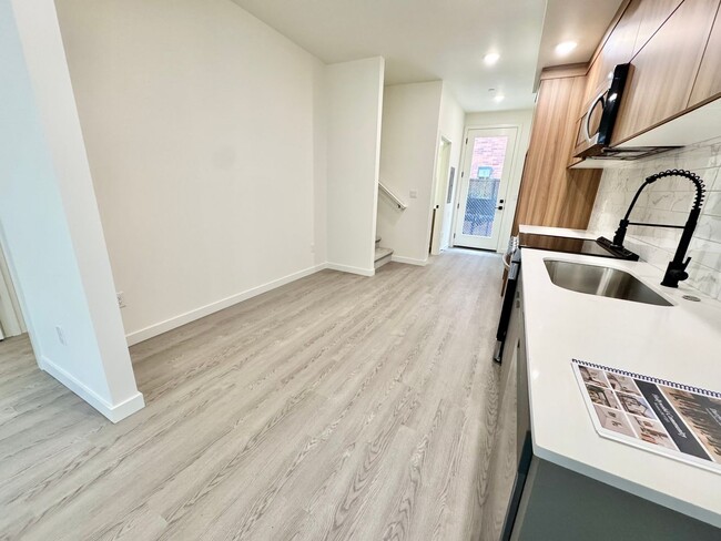 Building Photo - *1 MONTH FREE RENT* A 2bd/2bath Modern Tow...
