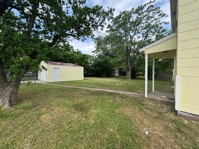 Building Photo - Lovely 4 Bedroom 2 Bath Home with Detached 2 Car Garage and Fully Fenced Huge Yard!!