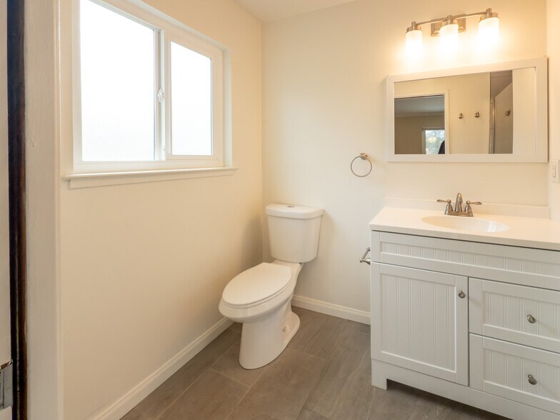 Building Photo - 242 Elwood St