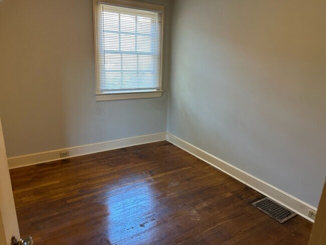 Building Photo - 2300 Rosewood Ave