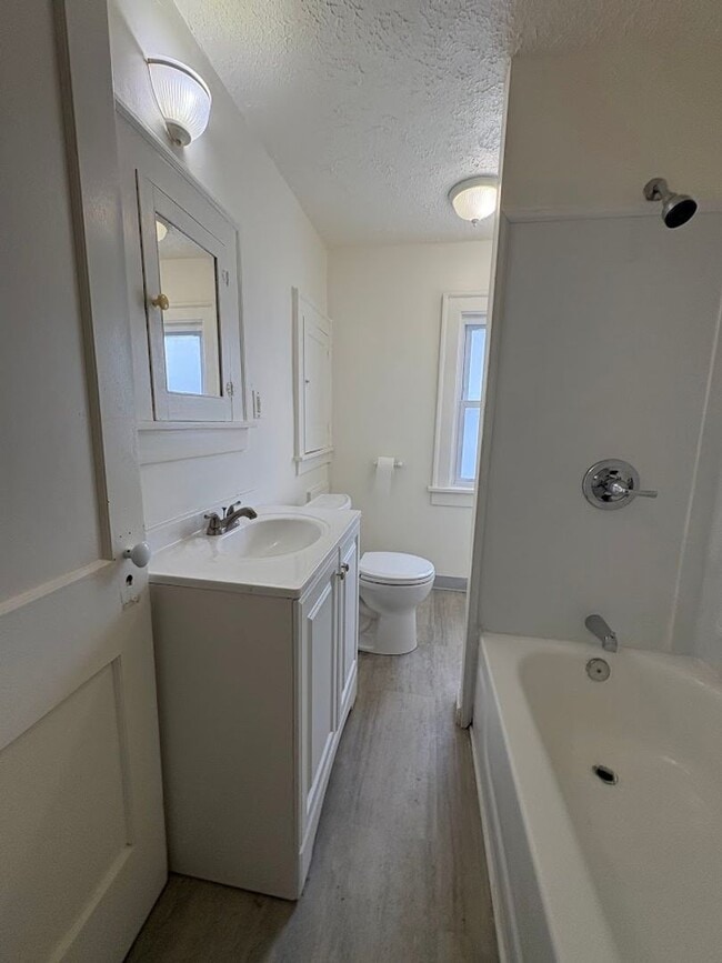 Building Photo - 10118 Russell Ave