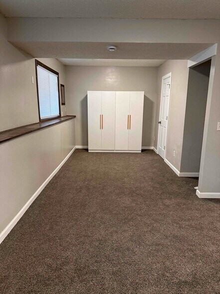Building Photo - 428 Arion St E