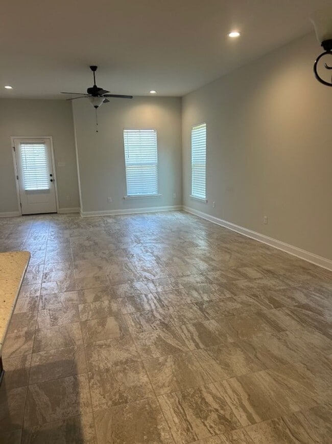 Building Photo - 6914 Summerset Dr