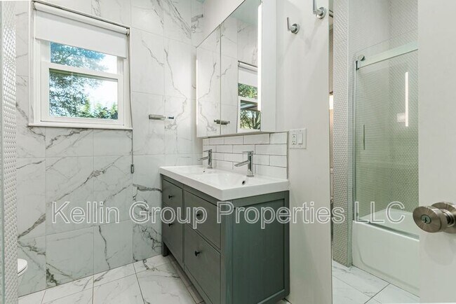 Building Photo - 1203 Easton Dr