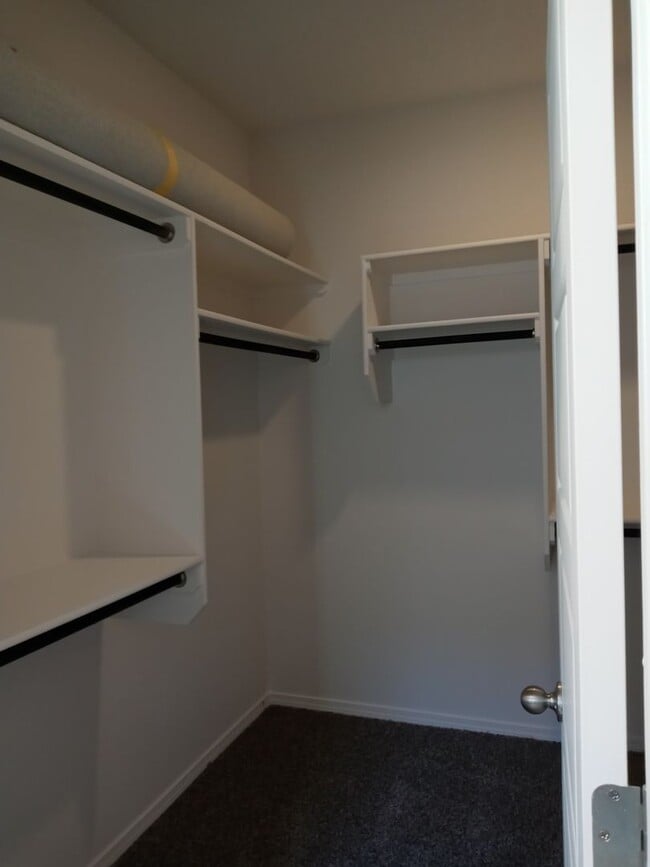 Building Photo - EASY SANTA FE LOS ALAMOS COMMUTE!!