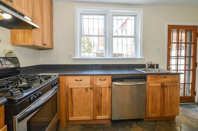 Building Photo - Gorgeous 3-Bedroom Townhouse in Washington Square West! Available mid-July!