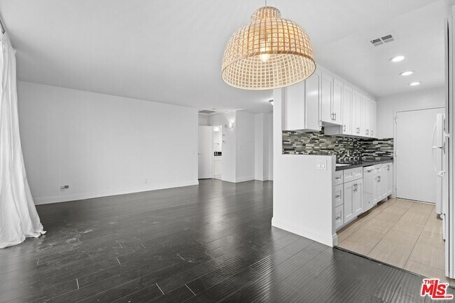 Building Photo - 100 S Doheny Dr
