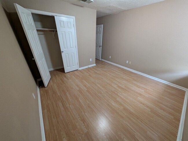 Building Photo - 29222 Legends Green Dr