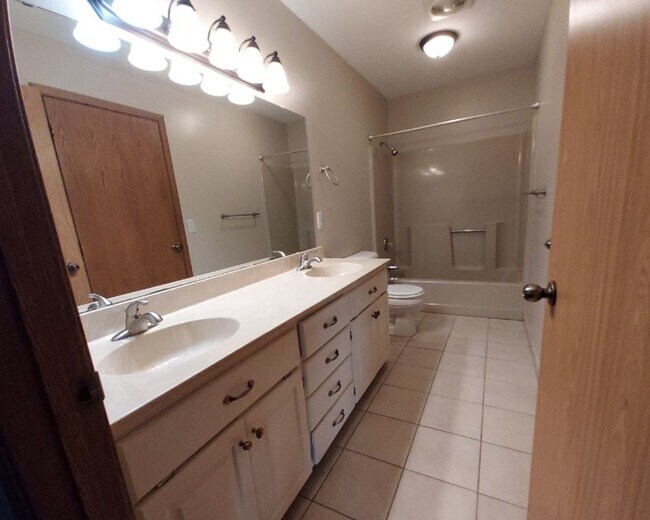 Building Photo - Nice 4 Bedroom 2 Bathroom house in Hudson