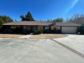 Building Photo - Golf Course- On The Mesa 3 Bedrooms, 2 Bathrooms, New Paint,