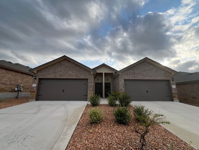 Building Photo - Luxury 3/2 duplex in NBTX