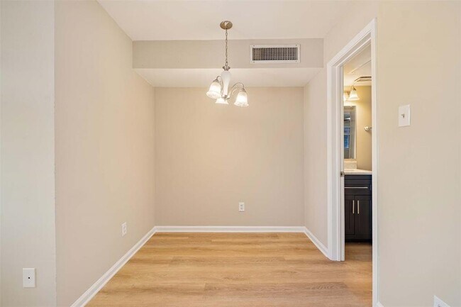 Building Photo - 1840 Burton Dr