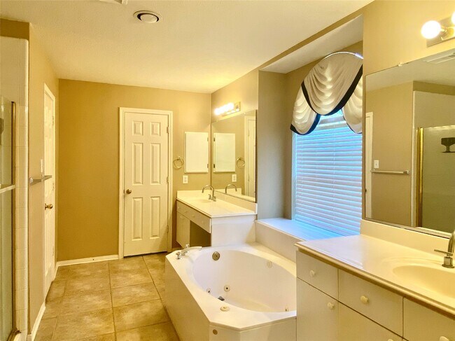 Building Photo - 1703 Berkoff Dr