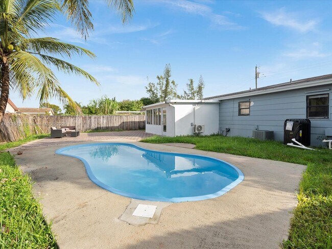Building Photo - 5731 SW 54th Terrace
