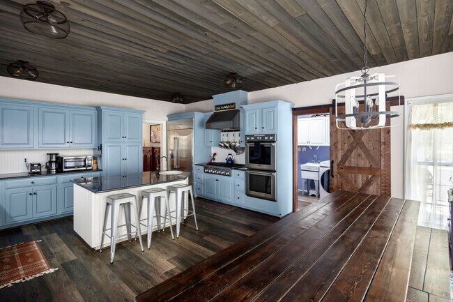 Building Photo - Spacious 6-Bedroom Furnished Home Near Asheville – Privacy, Comfort & Convenience!