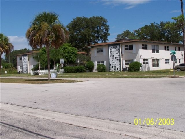 Building Photo - Glen Oaks