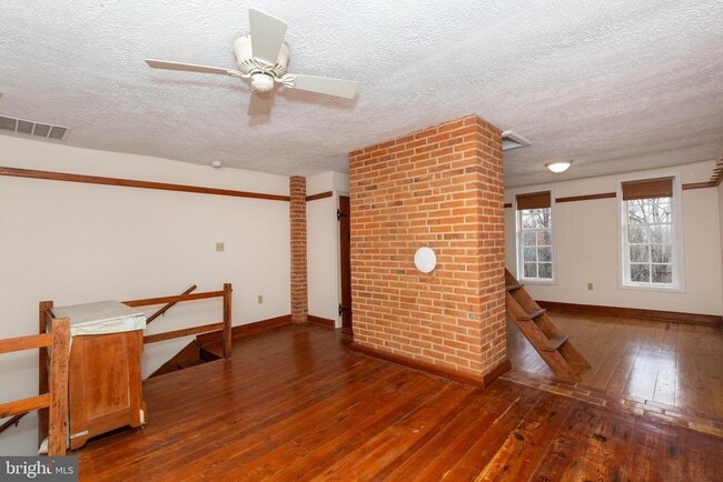 Building Photo - 562 Smithfield Ln