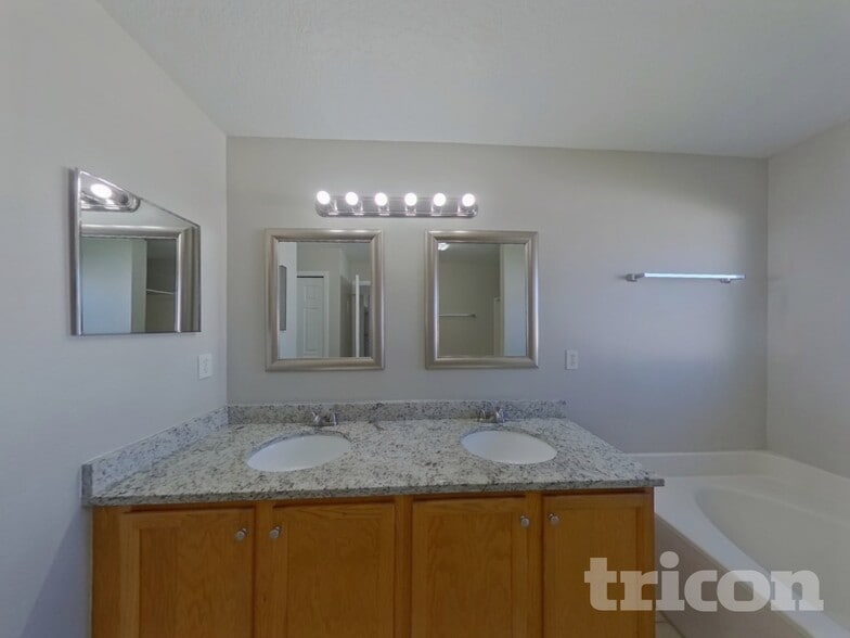 Building Photo - 3247 Amberley Park Cir