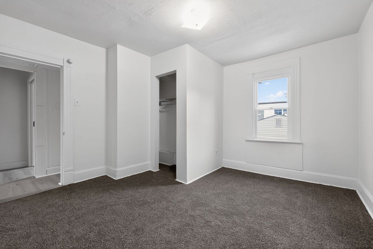 Building Photo - 405 Main St