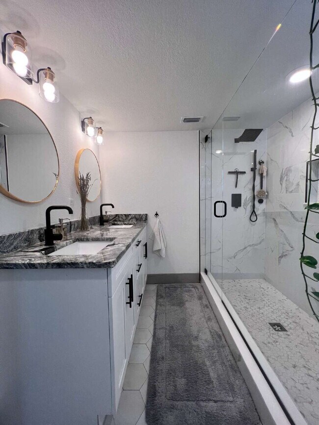 Building Photo - "Charming 2-Bed, 2-Bath Gem in the Heart of St. Petersburg – 1100 Sq. Ft. of Comfort!"