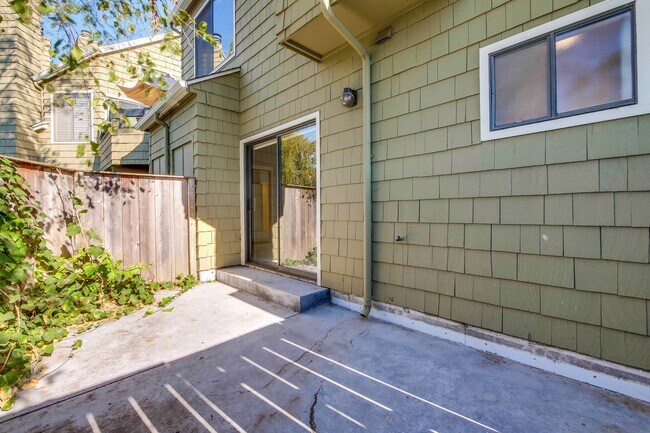 Building Photo - 1108 Shoreline Dr