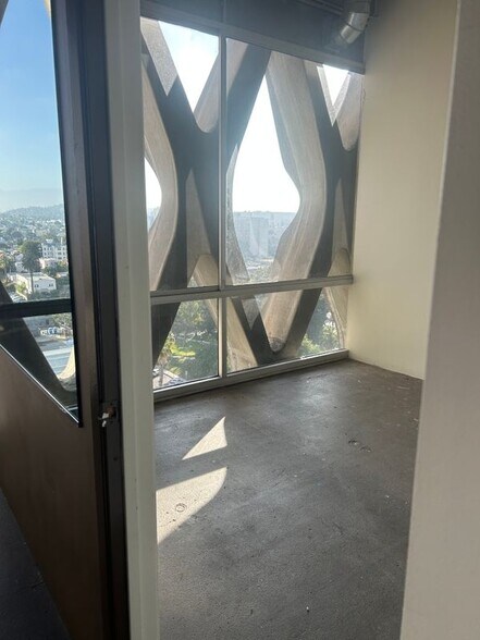 Building Photo - 2404 Wilshire Blvd