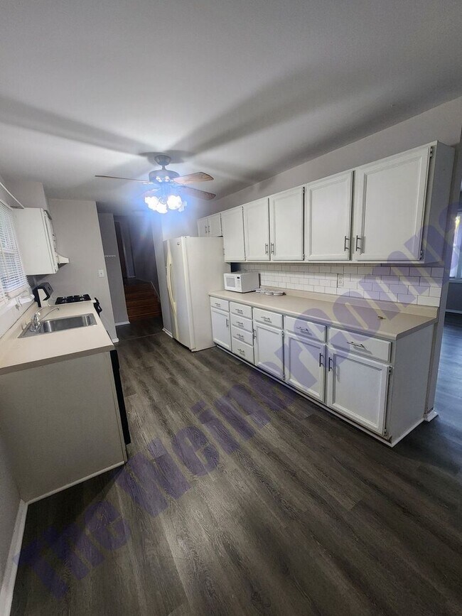 Building Photo - 4 Bedroom 2 bath House Available August 1st!