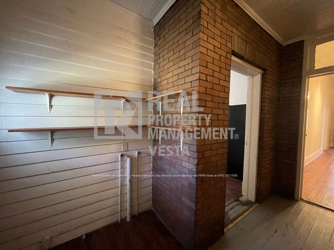 Building Photo - Spacious Home With Lots of Charm in Histor...