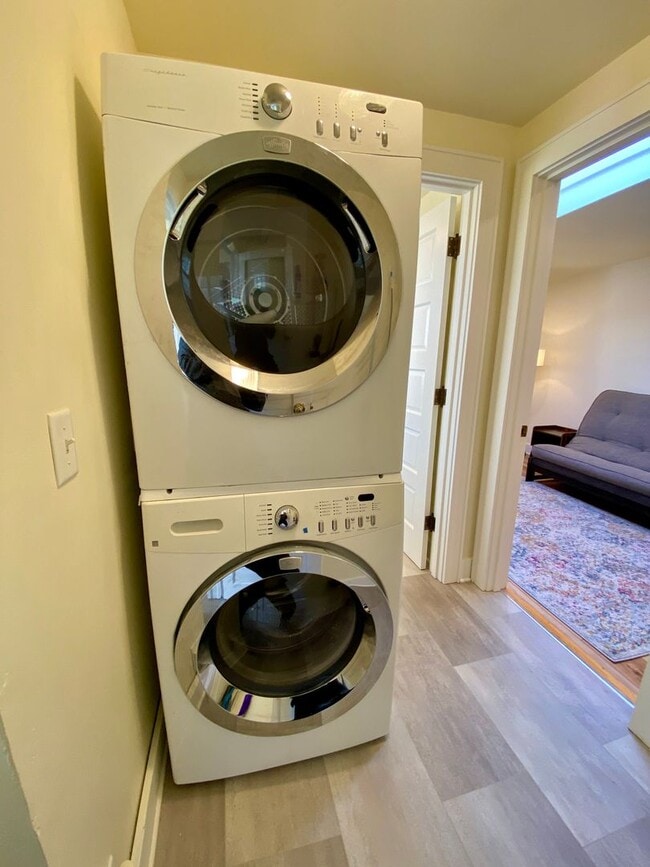 Building Photo - 3 Bedroom House Near UO Campus!! Ready for Fall 2026!