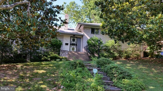 Building Photo - 5909 Lenox Rd