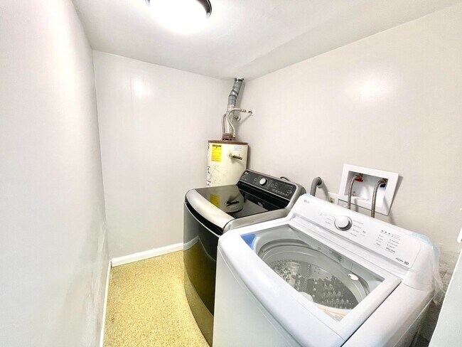 Building Photo - House for Lease in Travis Heights!