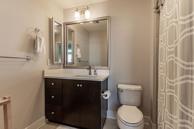 Building Photo - 2 Bed, 2 Bath Condo Bathed in Natural Light