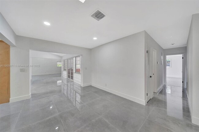 Building Photo - 840 NE 182nd St