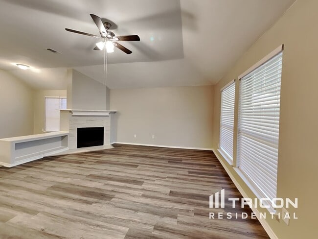 Building Photo - 834 San Jacinto Dr