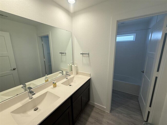 Building Photo - 1524 Sunrise Gables Dr