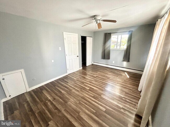 Building Photo - 731 Maple Ln