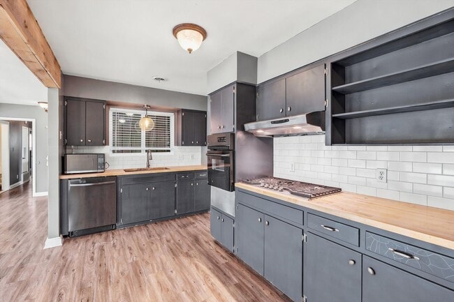 Building Photo - Modern Open Floor Plan