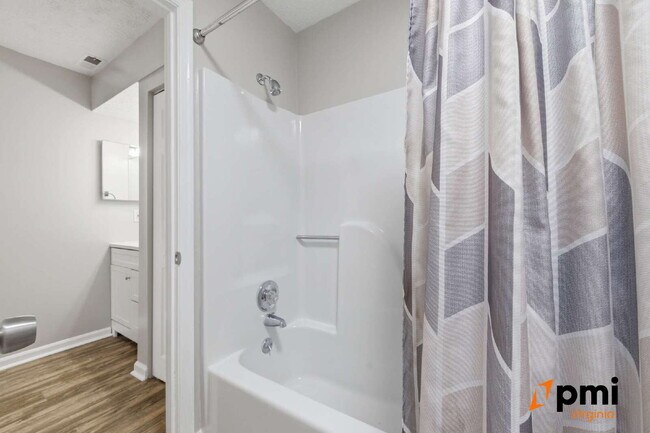 Building Photo - GATED COMMUNITY FULLY RENOVATED 1 BED 1 BATH WITH BALCONY AND POOL FOR RENT IN HAMPTON!