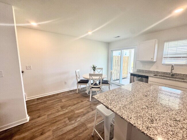 Building Photo - Brand new townhome - Perfect for students or families