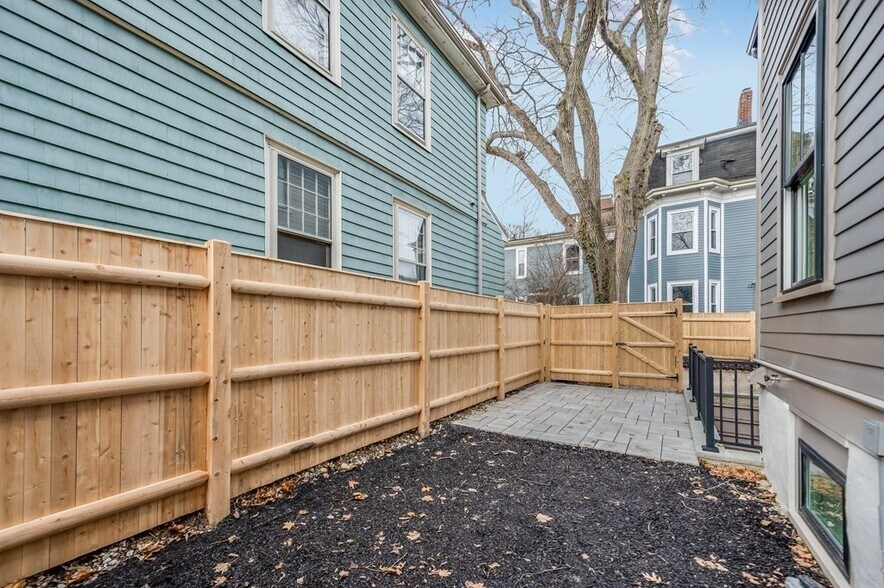 Building Photo - 11 Tufts St