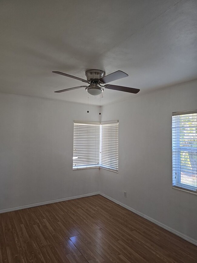 Building Photo - 2 bedroom for rent near Kenwood/St. Pete!