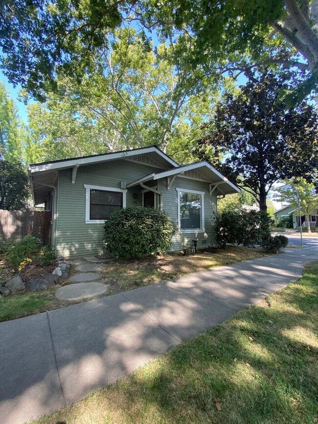 Building Photo - Beautiful 2bd/1ba 878 sq. ft. property located in Midtown Sacramento!