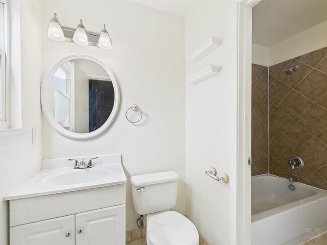 Building Photo - 1411 Kamar Dr