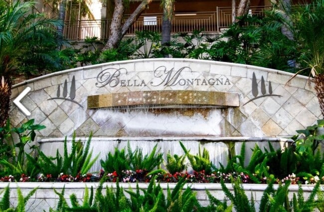 Building Photo - Fully Remodeled End-Unit with Views, Private Garage & Flexible Living Space – South of the Blvd