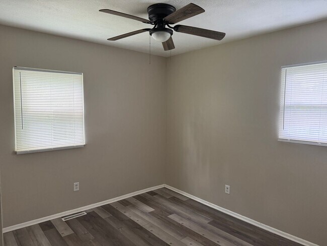 Building Photo - 3 Bedroom, 1 Bath Ranch Home in Columbus' ...