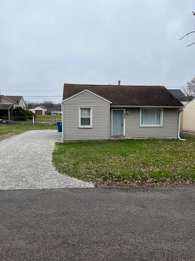 Building Photo - 2 Bedrooms  & 1 Bathroom - In Lakemore